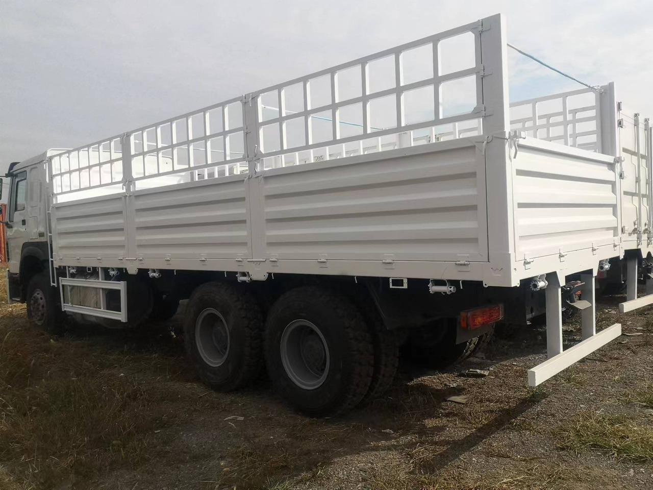 SINOTRUK HOWO LIVESTOCK DUMP TRUCK WITH FENCE 371 375 380 400 420 460 HP - Sklápěč: obrázek 3 SINOTRUK HOWO LIVESTOCK DUMP TRUCK WITH FENCE 371 375 380 400 420 460 HP - Sklápěč: obrázek 3