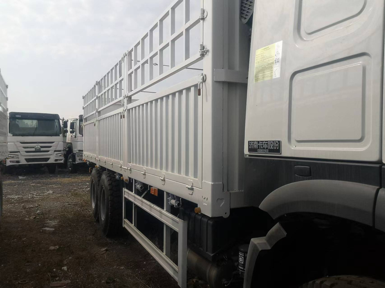 SINOTRUK HOWO LIVESTOCK DUMP TRUCK WITH FENCE 371 375 380 400 420 460 HP - Sklápěč: obrázek 5 SINOTRUK HOWO LIVESTOCK DUMP TRUCK WITH FENCE 371 375 380 400 420 460 HP - Sklápěč: obrázek 5