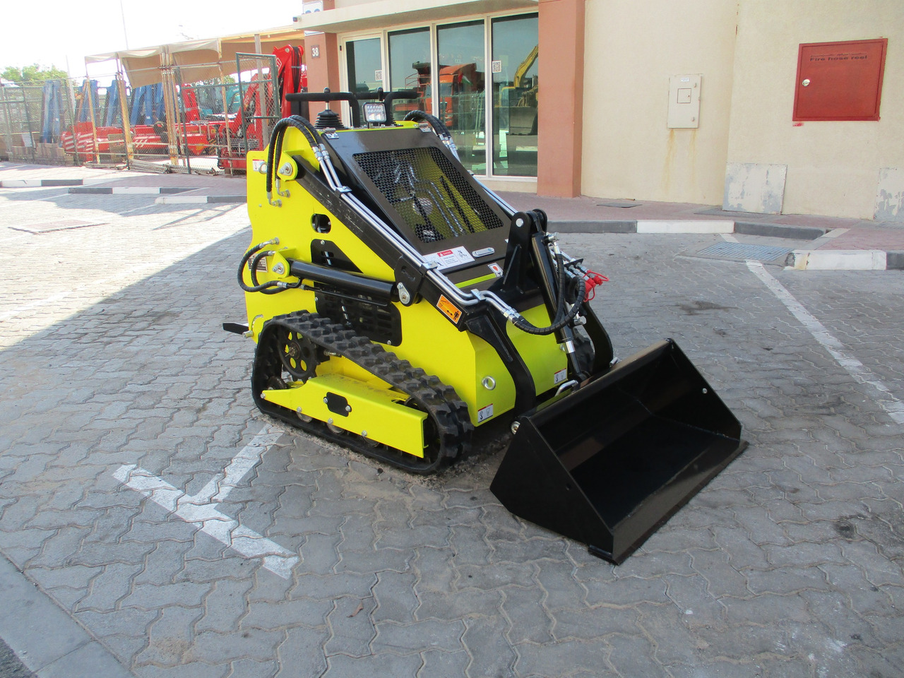 MACHPRO MPS330 Mini Skid Steer - Smykový nakladač: obrázek 1 MACHPRO MPS330 Mini Skid Steer - Smykový nakladač: obrázek 1