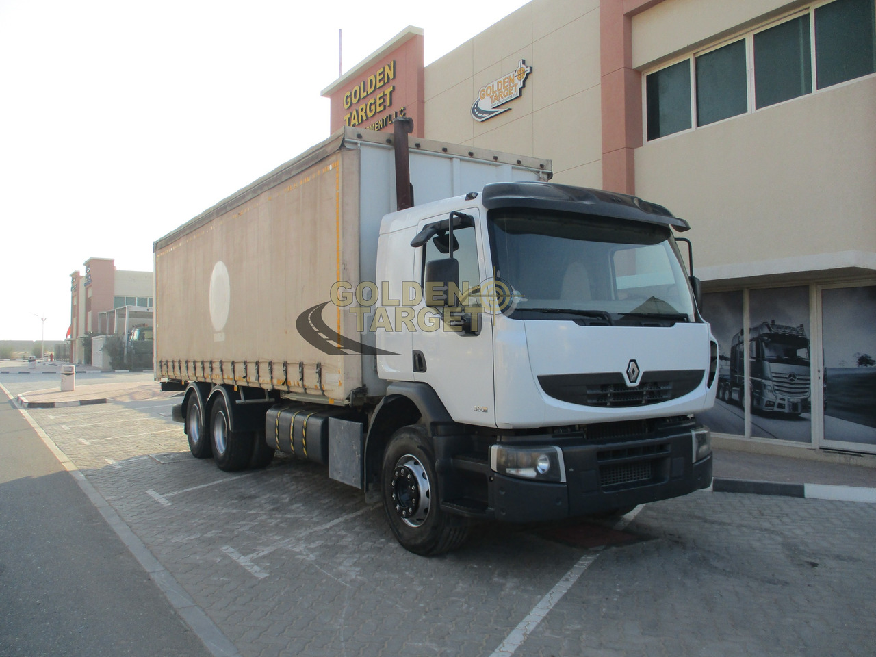 Renault KERAX 380 - Plachtový nákladní auto: obrázek 1 Renault KERAX 380 - Plachtový nákladní auto: obrázek 1