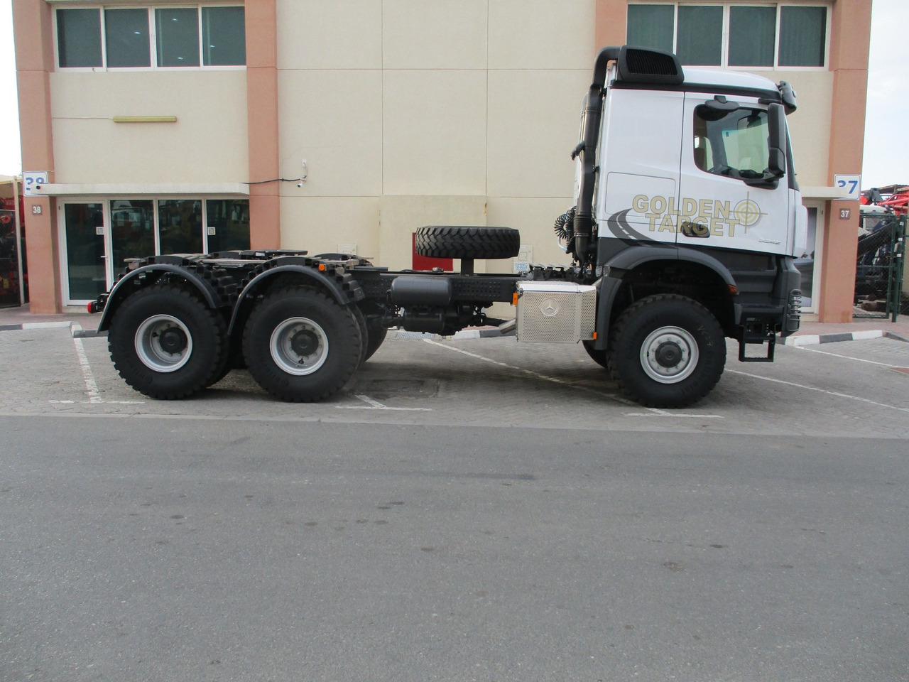 Mercedes-Benz Arocs 3342 6x6 Head Truck - Tahač: obrázek 5 Mercedes-Benz Arocs 3342 6x6 Head Truck - Tahač: obrázek 5