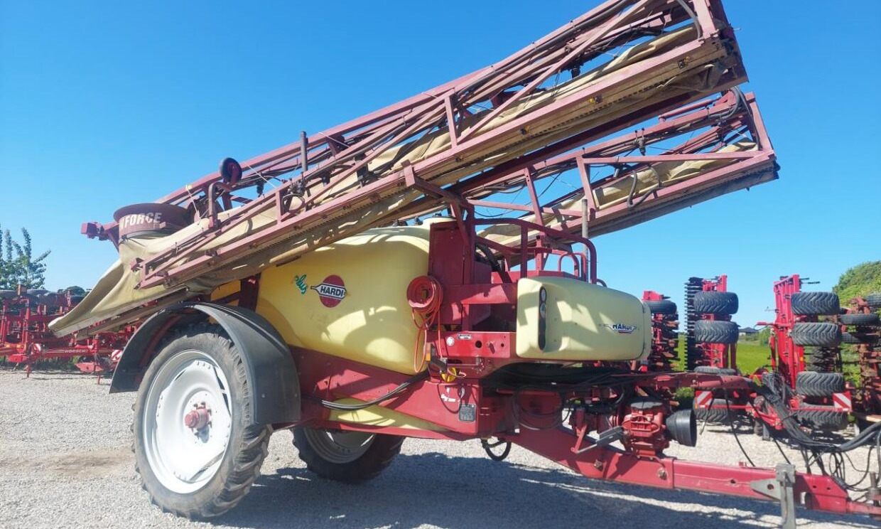 Hardi Commander Plus 4200 - 28m Twin - Tažený postřikovač: obrázek 3 Hardi Commander Plus 4200 - 28m Twin - Tažený postřikovač: obrázek 3
