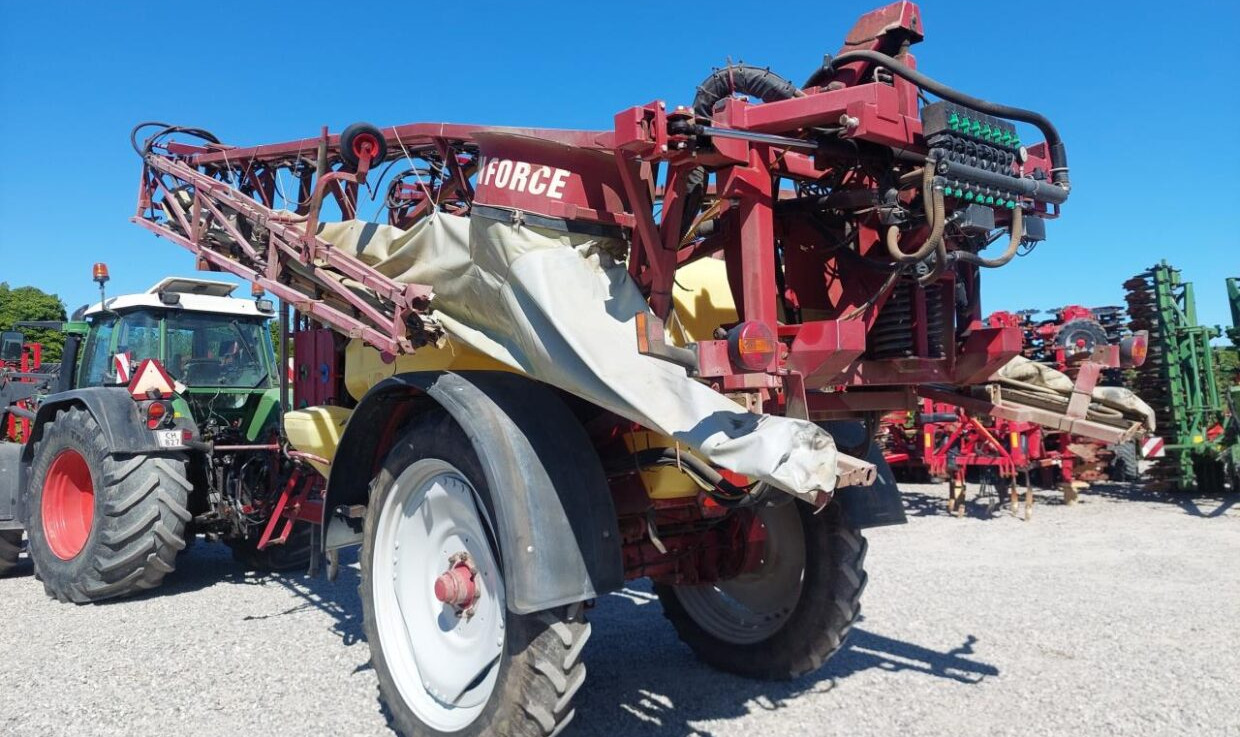 Hardi Commander Plus 4200 - 28m Twin - Tažený postřikovač: obrázek 2 Hardi Commander Plus 4200 - 28m Twin - Tažený postřikovač: obrázek 2