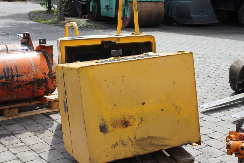 Furukawa 735 - Hydraulická nádrž pro Stavební technika: obrázek 4 Furukawa 735 - Hydraulická nádrž pro Stavební technika: obrázek 4