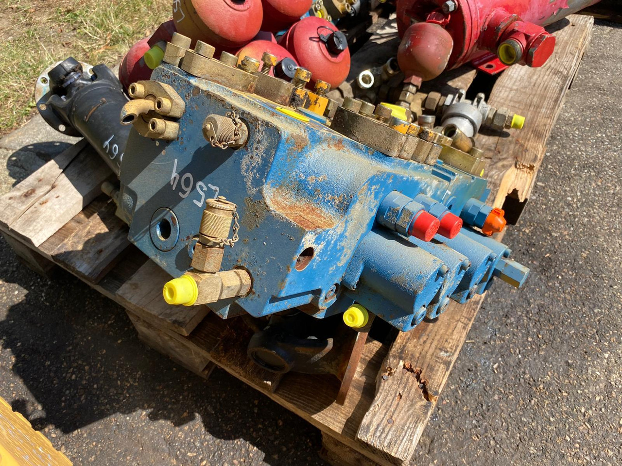 Liebherr L564 - Hydraulický ventil pro Stavební technika: obrázek 4 Liebherr L564 - Hydraulický ventil pro Stavební technika: obrázek 4