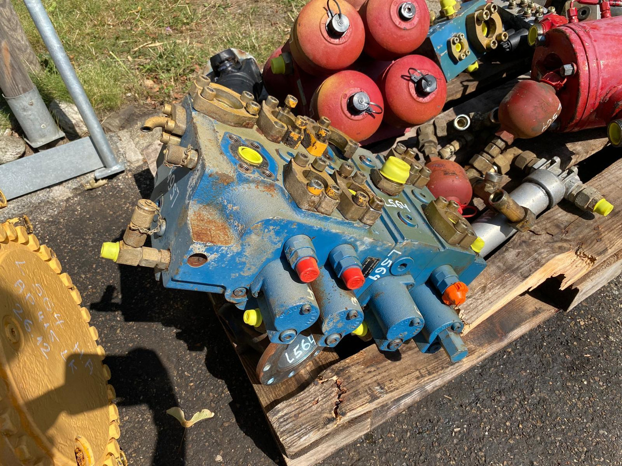 Liebherr L564 - Hydraulický ventil pro Stavební technika: obrázek 1 Liebherr L564 - Hydraulický ventil pro Stavební technika: obrázek 1