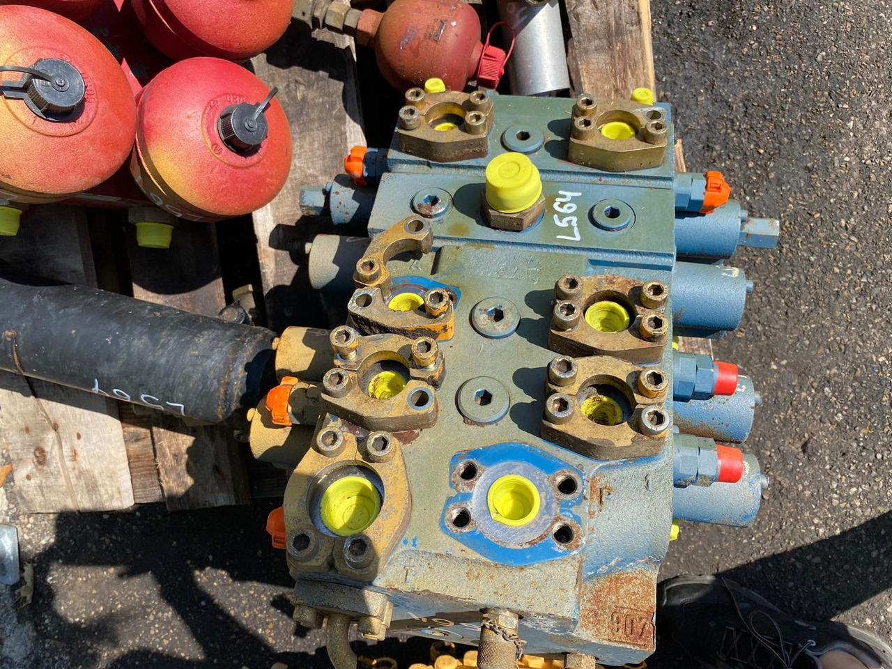 Liebherr L564 - Hydraulický ventil pro Stavební technika: obrázek 2 Liebherr L564 - Hydraulický ventil pro Stavební technika: obrázek 2