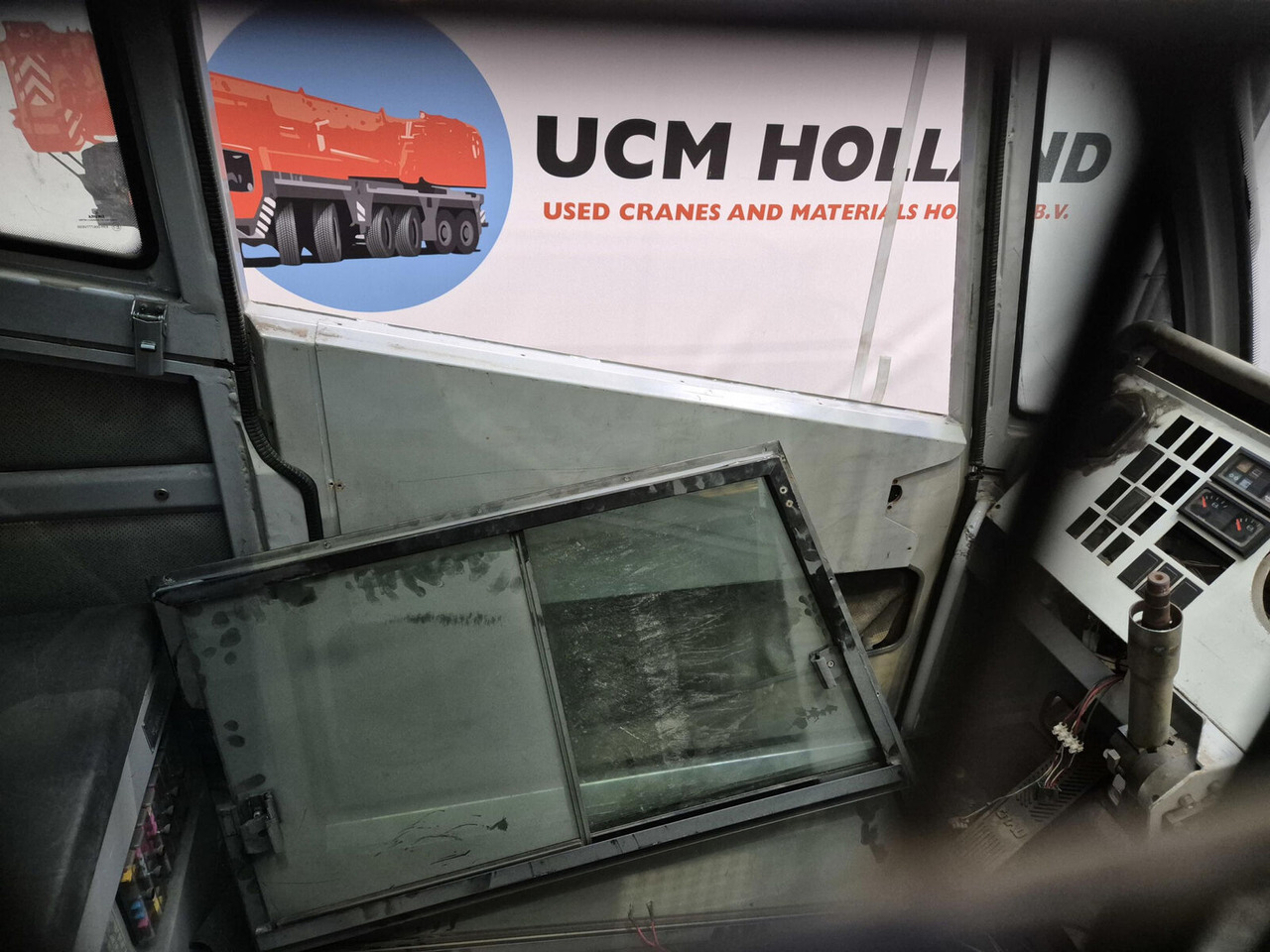 Kabina pro Autojeřáb C.T.2 upper cabin: obrázek 7 Kabina pro Autojeřáb C.T.2 upper cabin: obrázek 7