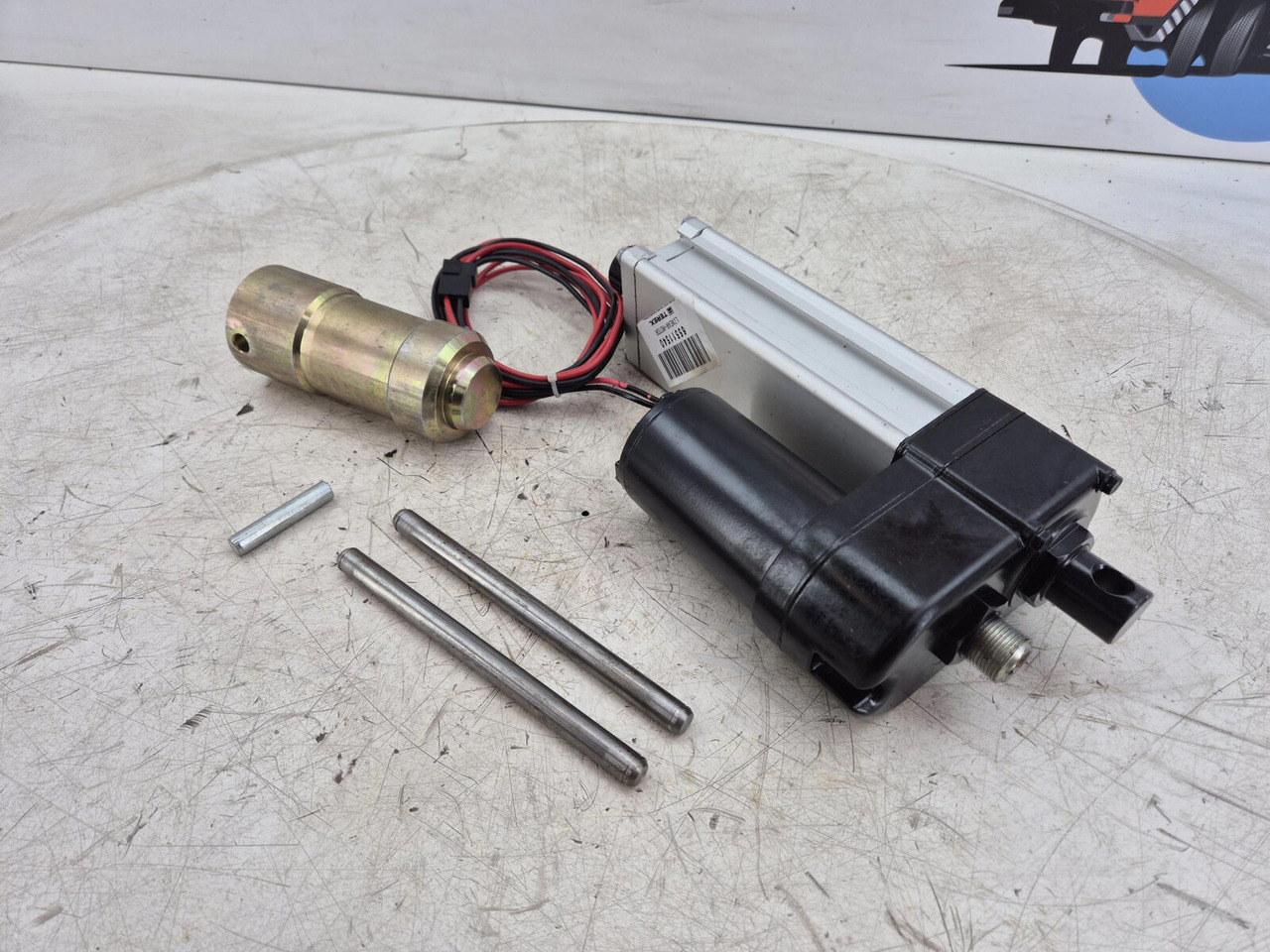 Demag AC 120 Counterweigt locking liniar motor set - Elektrický systém pro Jeřáb: obrázek 2 Demag AC 120 Counterweigt locking liniar motor set - Elektrický systém pro Jeřáb: obrázek 2