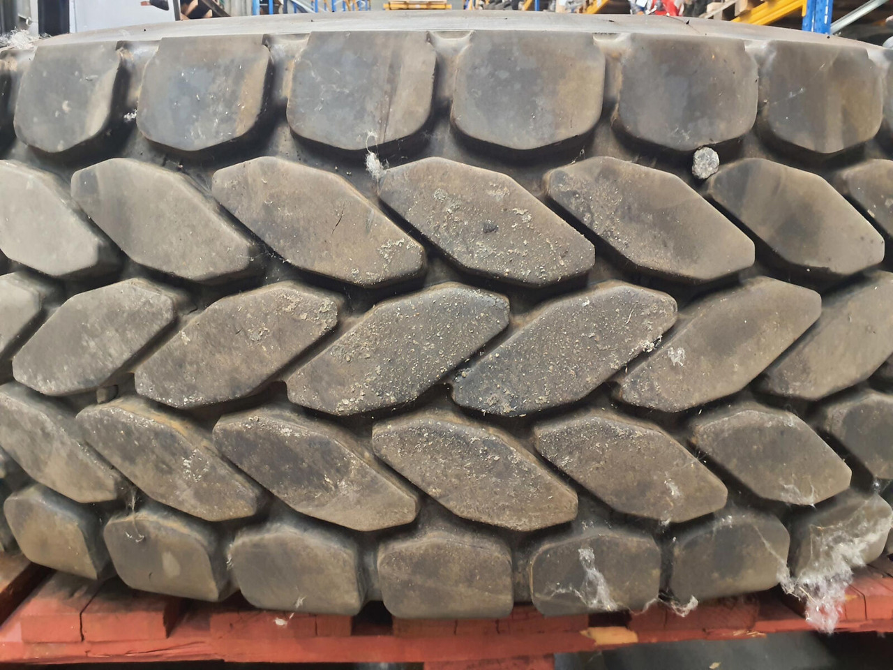 Krupp Wheel 385/95R25 12 5.4 3p - Kompletní kolo pro Jeřáb: obrázek 3 Krupp Wheel 385/95R25 12 5.4 3p - Kompletní kolo pro Jeřáb: obrázek 3