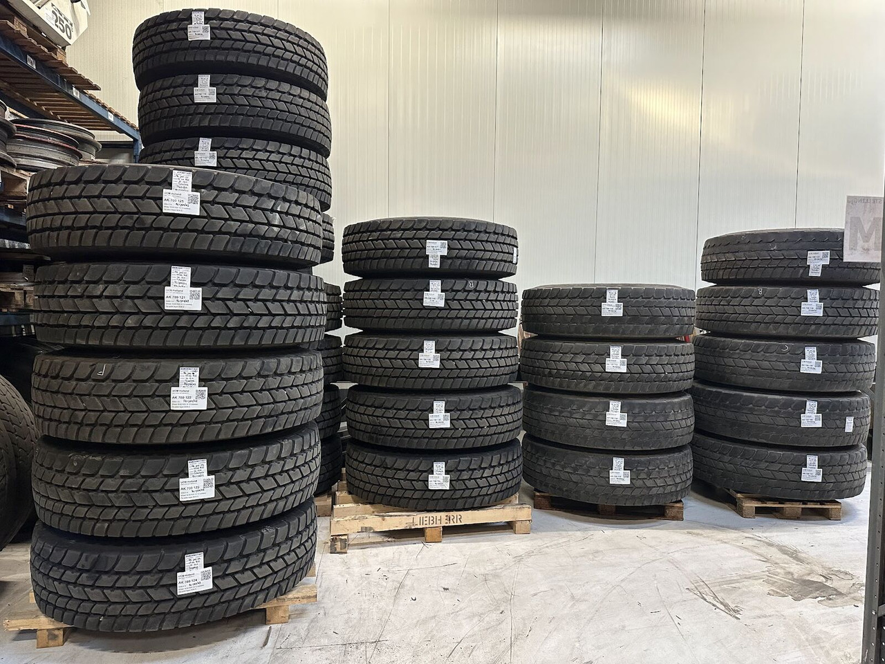 Liebherr Crane Tires/Rims for sale - Pneumatiky pro Autojeřáb: obrázek 1 Liebherr Crane Tires/Rims for sale - Pneumatiky pro Autojeřáb: obrázek 1