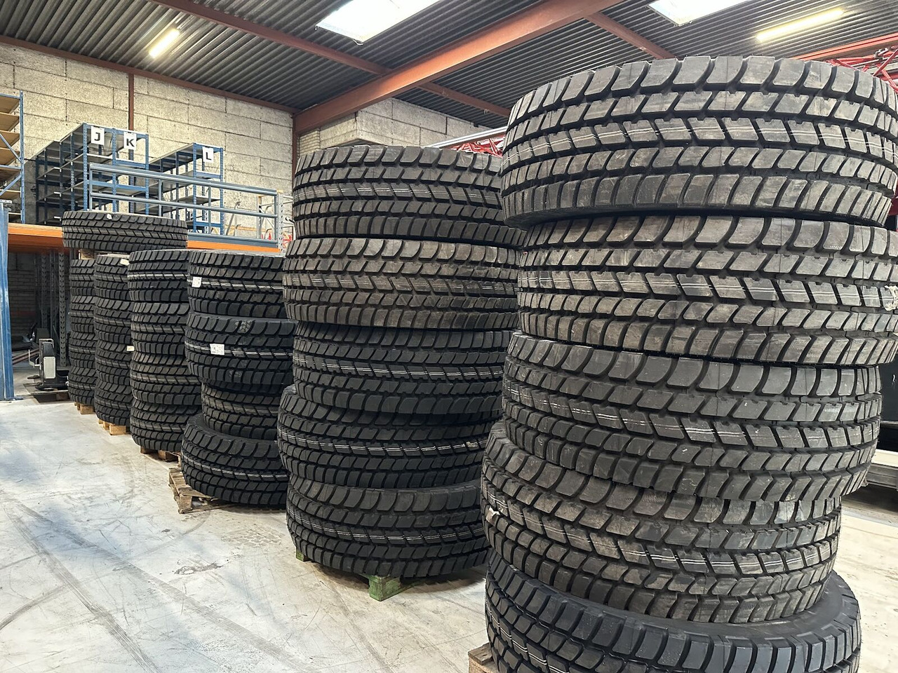 Liebherr Crane Tires/Rims for sale - Pneumatiky pro Autojeřáb: obrázek 4 Liebherr Crane Tires/Rims for sale - Pneumatiky pro Autojeřáb: obrázek 4