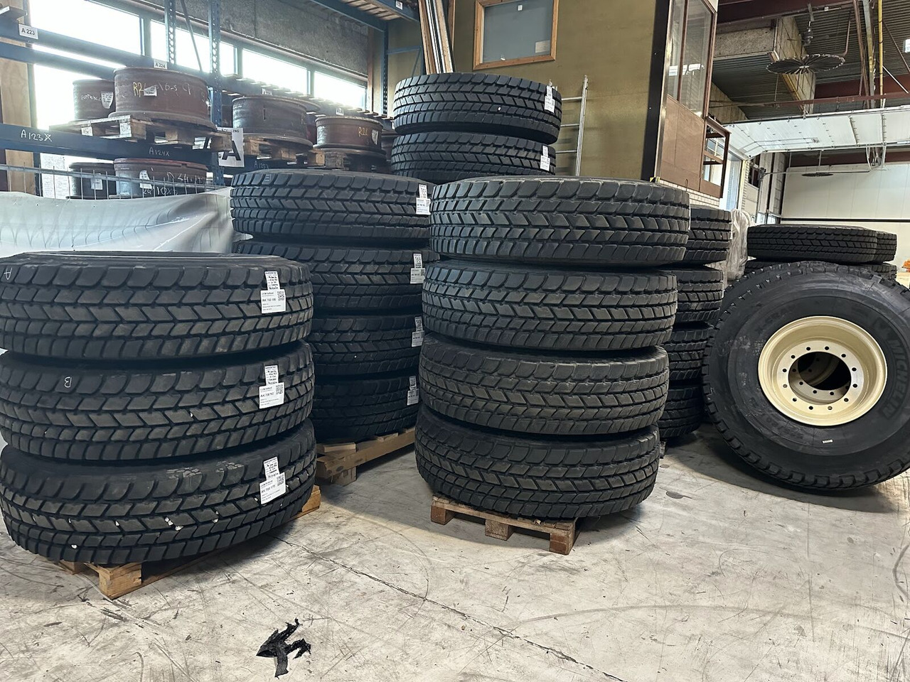 Liebherr Crane Tires/Rims for sale - Pneumatiky pro Autojeřáb: obrázek 5 Liebherr Crane Tires/Rims for sale - Pneumatiky pro Autojeřáb: obrázek 5