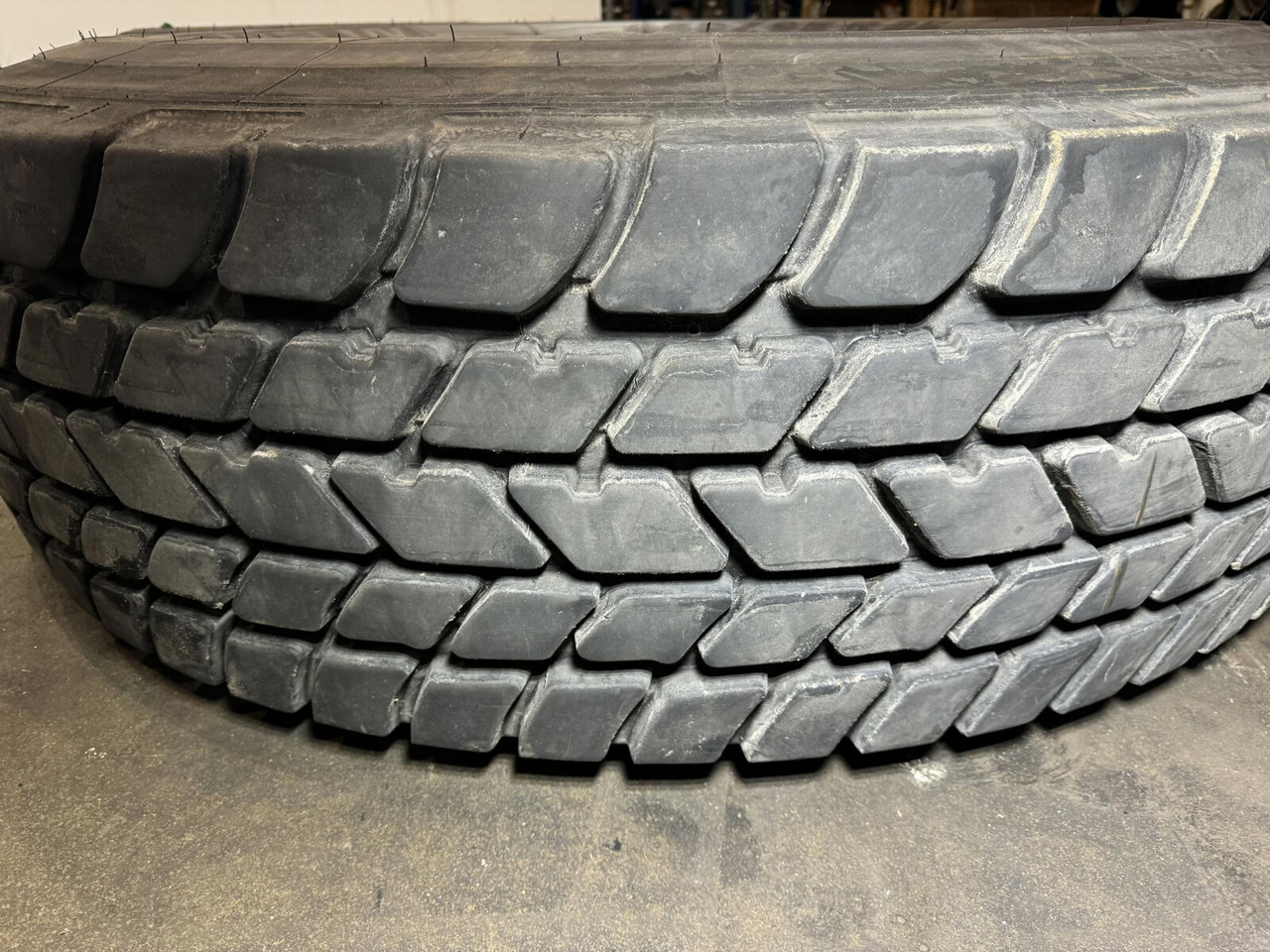 Michelin Wheel 445/95R25 10 12.3 1p - Kompletní kolo pro Jeřáb: obrázek 3 Michelin Wheel 445/95R25 10 12.3 1p - Kompletní kolo pro Jeřáb: obrázek 3