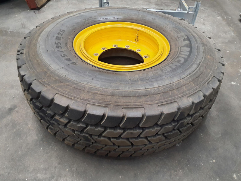 Michelin Wheel 445/95R25 12 14.8 3p - Pneumatiky a ráfky pro Jeřáb: obrázek 2 Michelin Wheel 445/95R25 12 14.8 3p - Pneumatiky a ráfky pro Jeřáb: obrázek 2