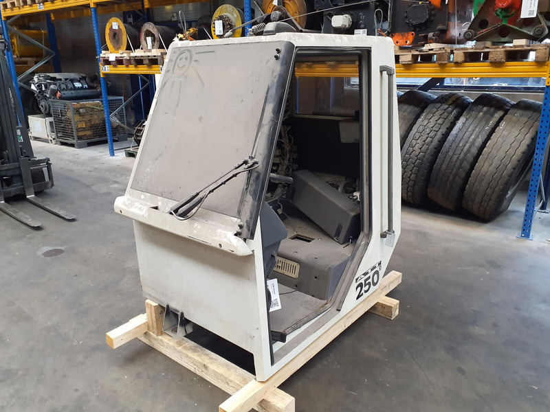 Terex PPM ATT 250 lower cabin - Kabina a interiér pro Jeřáb: obrázek 2 Terex PPM ATT 250 lower cabin - Kabina a interiér pro Jeřáb: obrázek 2