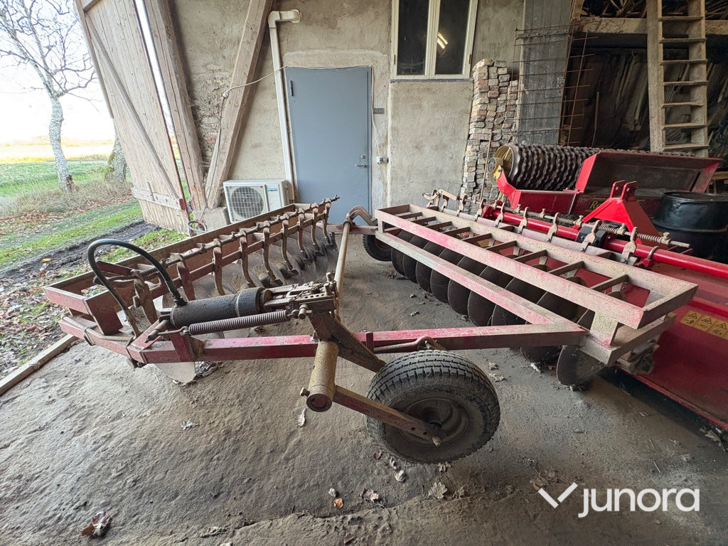 Tallriksharv – Lilla Harrie, 2x9 - Talířové brány: obrázek 2 Tallriksharv – Lilla Harrie, 2x9 - Talířové brány: obrázek 2