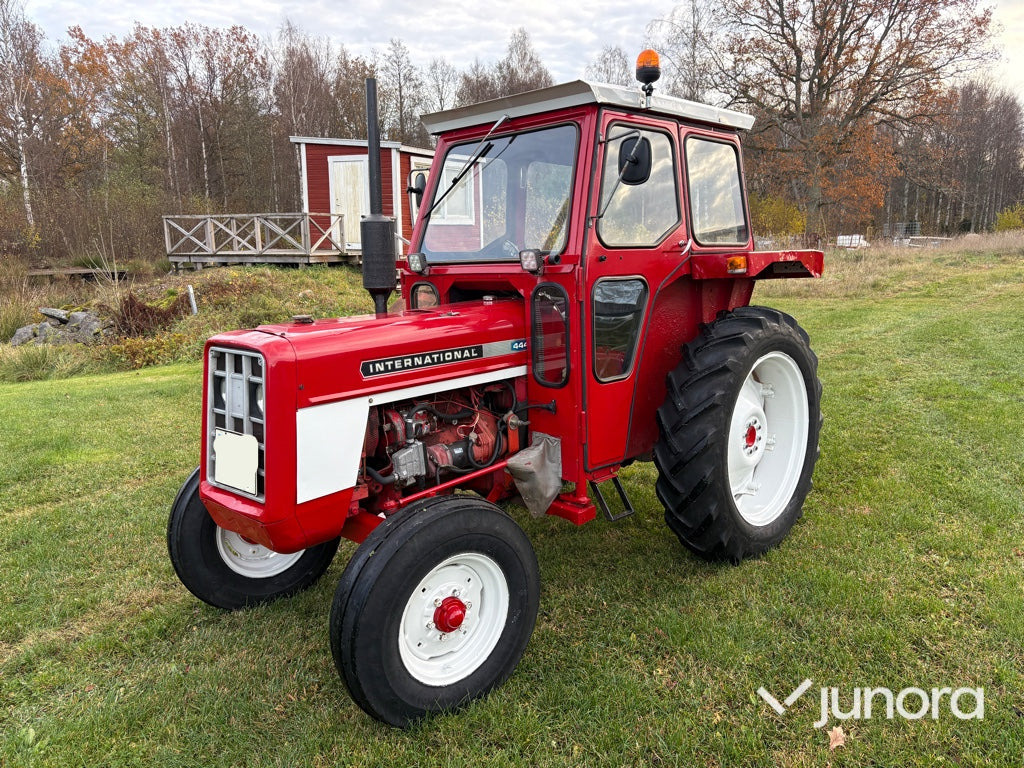 Traktor - International 444 - Traktor: obrázek 1 Traktor - International 444 - Traktor: obrázek 1