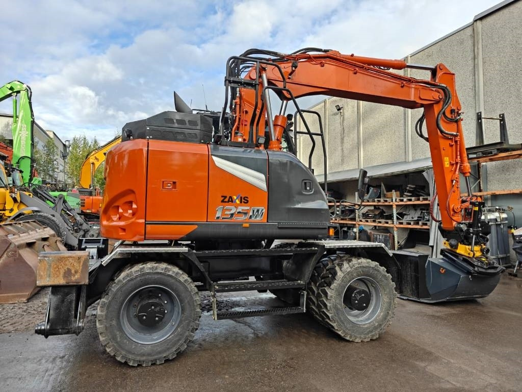 Hitachi ZX135W-7 VARUSTELTU - Kolesové rýpadlo: obrázek 4 Hitachi ZX135W-7 VARUSTELTU - Kolesové rýpadlo: obrázek 4