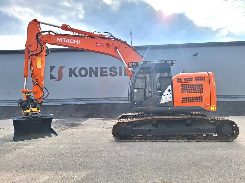 Hitachi ZX225USLC-5 PYÖRITTÄJÄLLÄ - Pásové rýpadlo: obrázek 1 Hitachi ZX225USLC-5 PYÖRITTÄJÄLLÄ - Pásové rýpadlo: obrázek 1