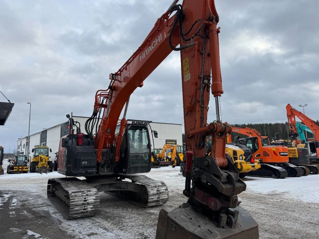 Hitachi ZX225USLC-5B PYÖRITTÄJÄLLÄ - Pásové rýpadlo: obrázek 5 Hitachi ZX225USLC-5B PYÖRITTÄJÄLLÄ - Pásové rýpadlo: obrázek 5