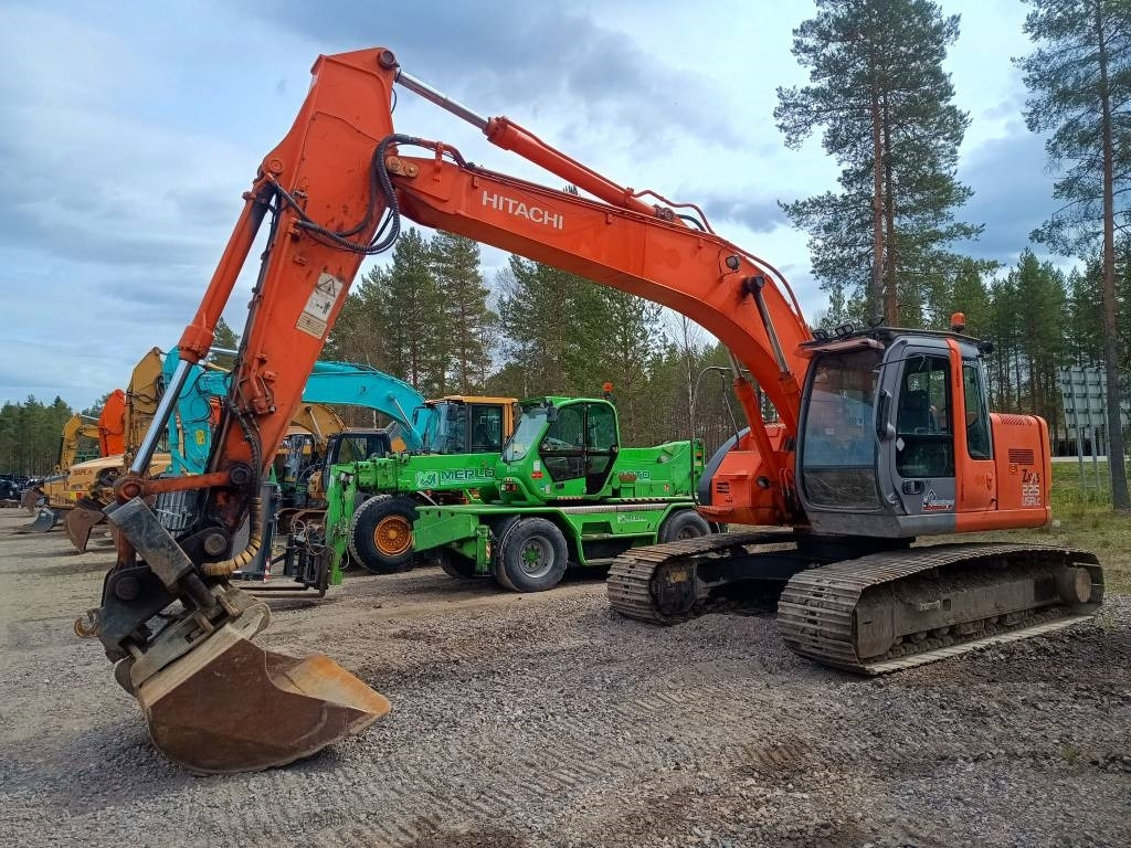 Hitachi ZX225USR KALLISTAJALLA - Pásové rýpadlo: obrázek 1 Hitachi ZX225USR KALLISTAJALLA - Pásové rýpadlo: obrázek 1