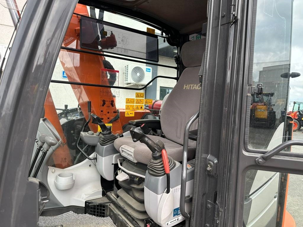 Hitachi ZX85US-5 800mm telat 6kpl työlaitteet mukaan - Mini rýpadlo: obrázek 4 Hitachi ZX85US-5 800mm telat 6kpl työlaitteet mukaan - Mini rýpadlo: obrázek 4