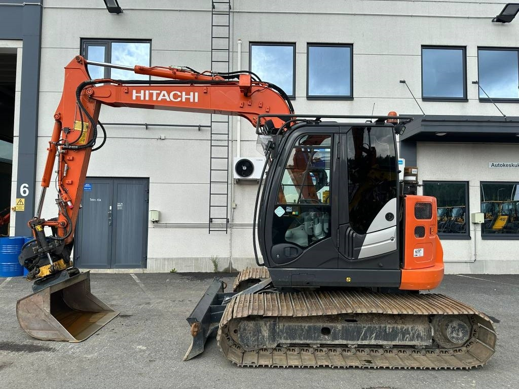 Hitachi ZX85US-5 800mm telat 6kpl työlaitteet mukaan - Mini rýpadlo: obrázek 1 Hitachi ZX85US-5 800mm telat 6kpl työlaitteet mukaan - Mini rýpadlo: obrázek 1