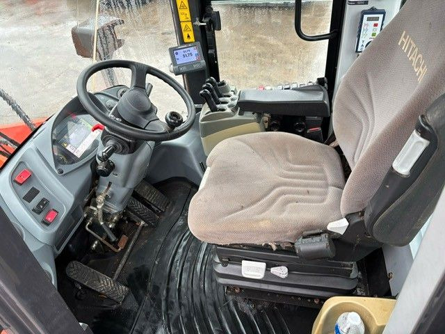 Kolový nakladač Hitachi ZW220-6. Hochkippschaufel. Wage.: obrázek 9