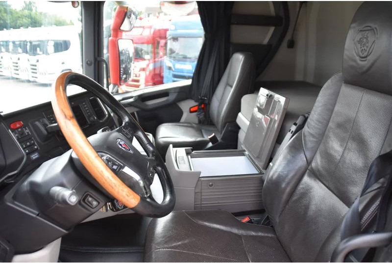 Scania R450 NGS 6x2/4NB - RETARDER - FULL AIR - 748 TKM - LEATHER SEATS - NAVI - 2 x FUEL TANKS - LED LIGHTS - - Tahač: obrázek 5 Scania R450 NGS 6x2/4NB - RETARDER - FULL AIR - 748 TKM - LEATHER SEATS - NAVI - 2 x FUEL TANKS - LED LIGHTS - - Tahač: obrázek 5