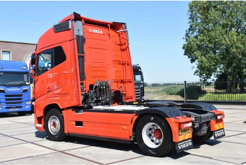 Volvo FH 500 Globetrotter 4x2 - 631 TKM - I PARK COOL - LEATHER SEATS - NAVI - 2 x FUEL TANKS - XENON - - Tahač: obrázek 3 Volvo FH 500 Globetrotter 4x2 - 631 TKM - I PARK COOL - LEATHER SEATS - NAVI - 2 x FUEL TANKS - XENON - - Tahač: obrázek 3