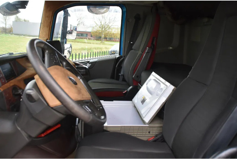 Volvo FH 540 Globe 6x2/4 - 633 TKM - HYDRAULICS - PTO - 2 BEDS - XENON - GOOD CONDITION - - Tahač: obrázek 5 Volvo FH 540 Globe 6x2/4 - 633 TKM - HYDRAULICS - PTO - 2 BEDS - XENON - GOOD CONDITION - - Tahač: obrázek 5