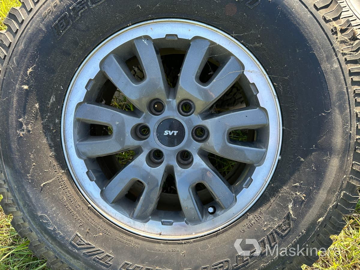 4st SVT Lightning fälgar med däck till Ford Raptor - Pneumatiky a ráfky pro Pick-up: obrázek 4 4st SVT Lightning fälgar med däck till Ford Raptor - Pneumatiky a ráfky pro Pick-up: obrázek 4