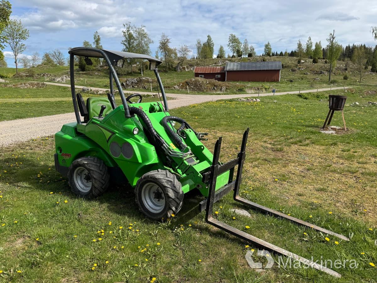 Kompaktlastare Avant 520 med pallgafflar - Kloubový nakladač: obrázek 1 Kompaktlastare Avant 520 med pallgafflar - Kloubový nakladač: obrázek 1
