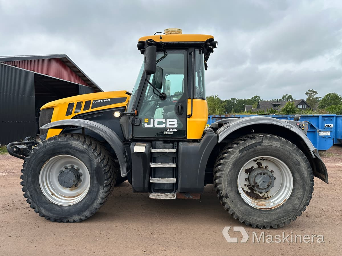 Traktor JCB Fastrac 3230 XTRA - Traktor: obrázek 2 Traktor JCB Fastrac 3230 XTRA - Traktor: obrázek 2