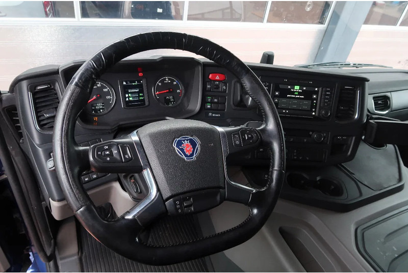 Scania P500 6x2/ FULL AIR/ HYDRAULIC/ LEATHER/ 2.950 WB/ DIFF LOCK/ SLIDE DISH - Tahač: obrázek 2 Scania P500 6x2/ FULL AIR/ HYDRAULIC/ LEATHER/ 2.950 WB/ DIFF LOCK/ SLIDE DISH - Tahač: obrázek 2