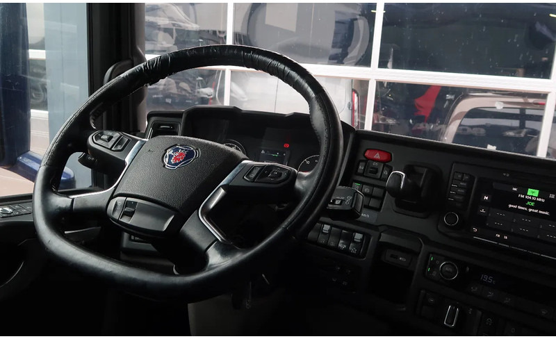 Scania P500 6x2/ FULL AIR/ HYDRAULIC/ LEATHER/ 2.950 WB/ DIFF LOCK/ SLIDE DISH - Tahač: obrázek 5 Scania P500 6x2/ FULL AIR/ HYDRAULIC/ LEATHER/ 2.950 WB/ DIFF LOCK/ SLIDE DISH - Tahač: obrázek 5