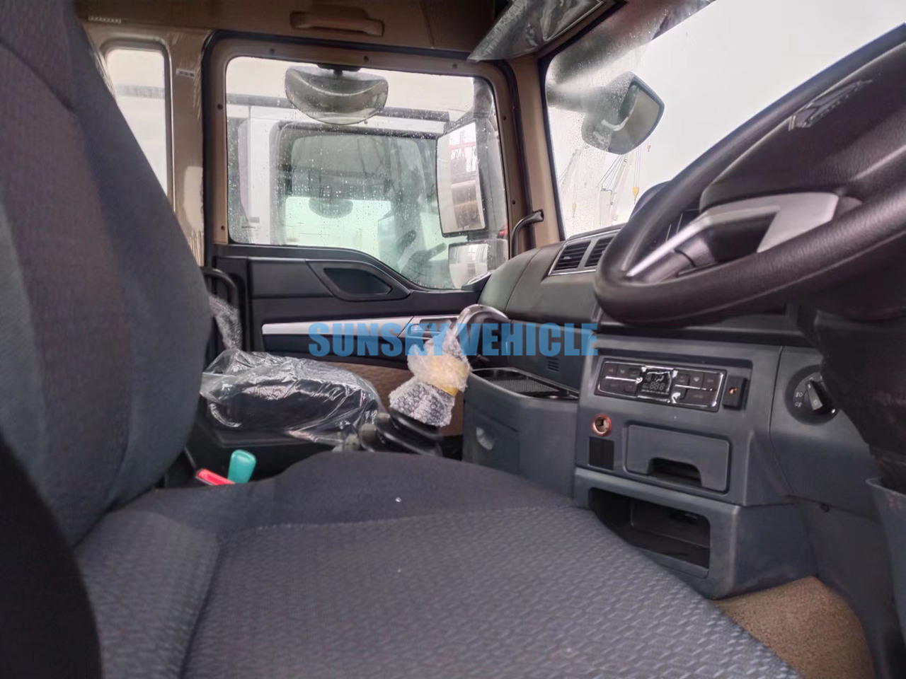 HOWO Brand New TX 6X4 400HP Tractor Head - Tahač: obrázek 4 HOWO Brand New TX 6X4 400HP Tractor Head - Tahač: obrázek 4