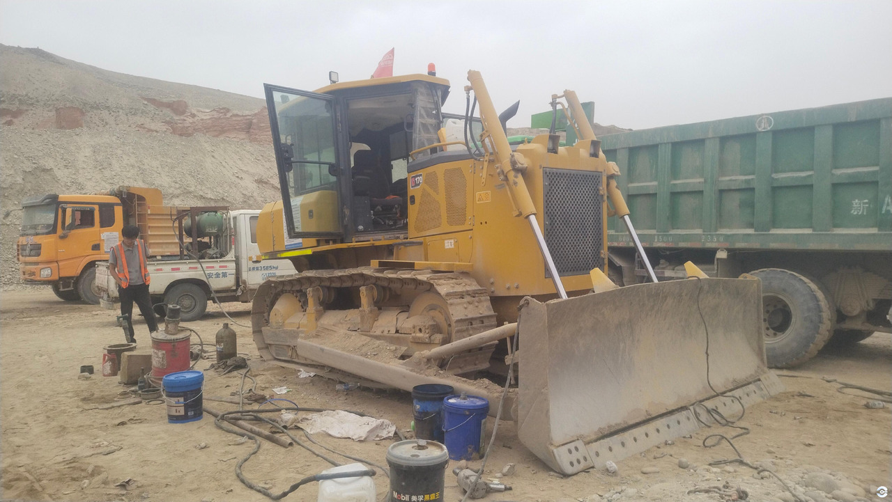 XCMG D170 used small bulldozer dozer hydraulic price - Buldozer: obrázek 3 XCMG D170 used small bulldozer dozer hydraulic price - Buldozer: obrázek 3