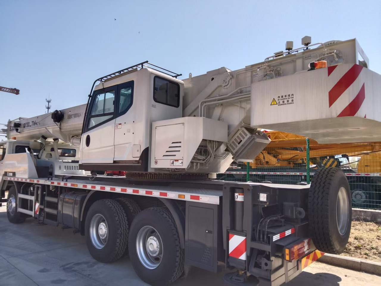 XCMG Official Construction Mini Mobile Crane QY30_TW 30 ton Used Small Hydraulic Crane Price - Autojeřáb: obrázek 4 XCMG Official Construction Mini Mobile Crane QY30_TW 30 ton Used Small Hydraulic Crane Price - Autojeřáb: obrázek 4