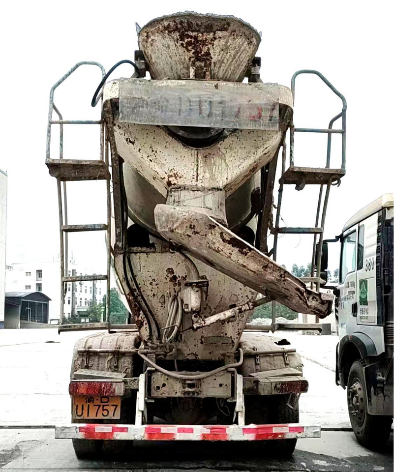 XCMG Official G4804B 12cubic Used Hydraulic Diesel Concrete Mixer Truck Second Hand Cement Mixers Sale - Autodomíchávač: obrázek 4 XCMG Official G4804B 12cubic Used Hydraulic Diesel Concrete Mixer Truck Second Hand Cement Mixers Sale - Autodomíchávač: obrázek 4