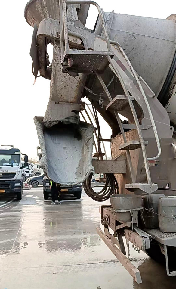XCMG Official G4804B Second Hand Mobile Concrete Mixer Truck 12m³ Construction Cement Mixer - Autodomíchávač: obrázek 4 XCMG Official G4804B Second Hand Mobile Concrete Mixer Truck 12m³ Construction Cement Mixer - Autodomíchávač: obrázek 4
