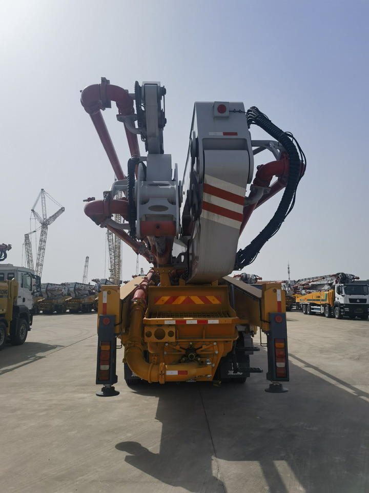 XCMG Official Second Hand 62m Concrete Boom Pump HB62V Truck Mounted Concrete Pump For Sale - Autočerpadlo: obrázek 5 XCMG Official Second Hand 62m Concrete Boom Pump HB62V Truck Mounted Concrete Pump For Sale - Autočerpadlo: obrázek 5