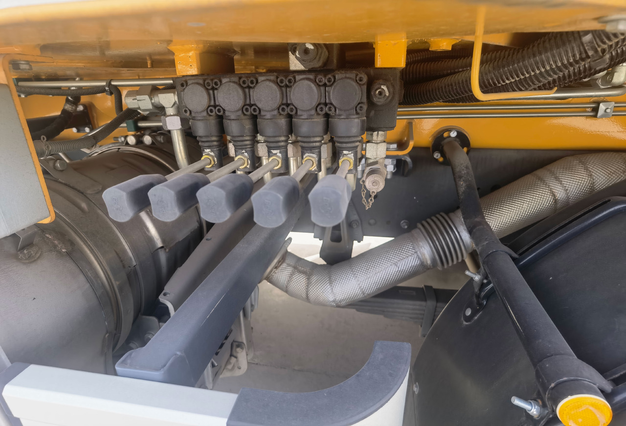 Autočerpadlo XCMG Official Second Hand 62m Concrete Boom Pump HB62V Truck Mounted Concrete Pump For Sale: obrázek 10