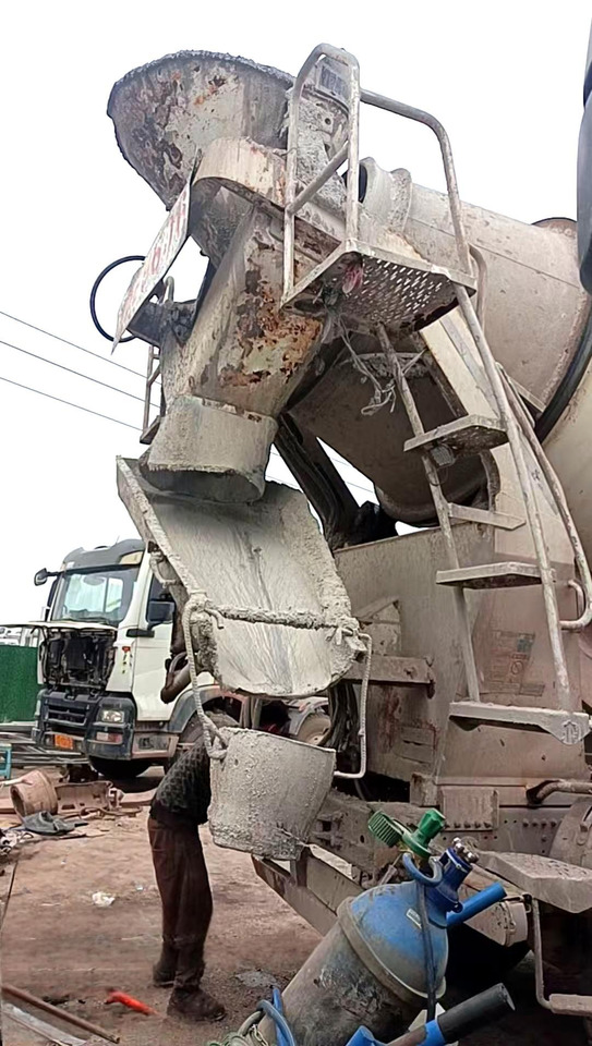 XCMG Official Second Hand Diesel Cement Mixer G4804B 12m³ Truck-mounted Concrete Mixer Truck Price - Autodomíchávač: obrázek 5 XCMG Official Second Hand Diesel Cement Mixer G4804B 12m³ Truck-mounted Concrete Mixer Truck Price - Autodomíchávač: obrázek 5
