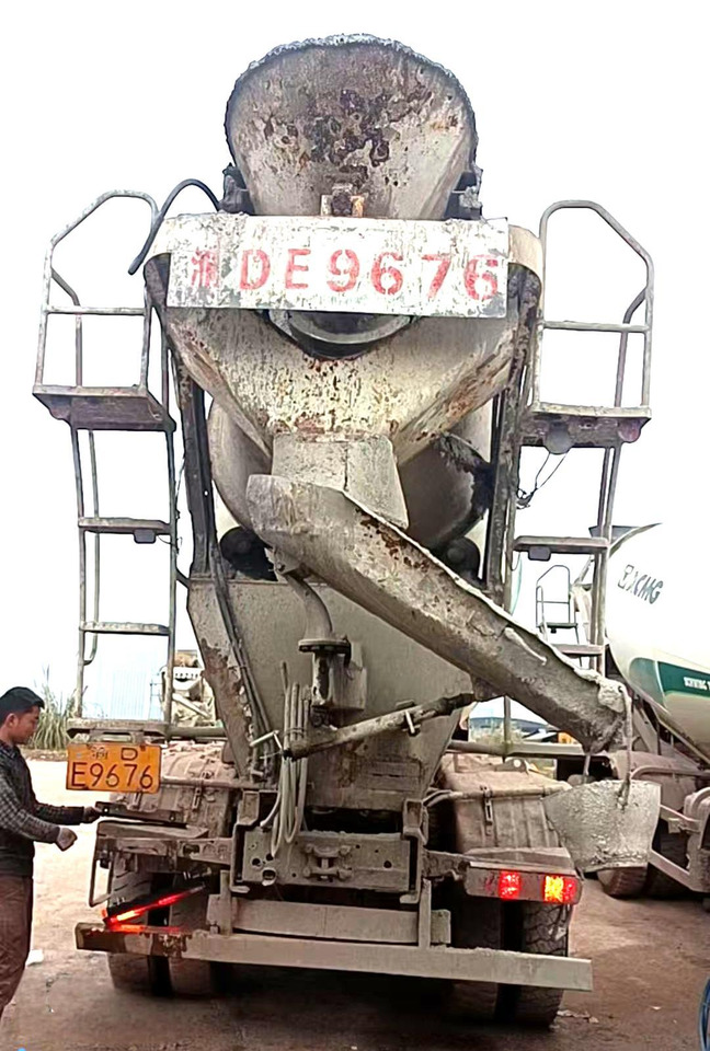 XCMG Official Second Hand Diesel Cement Mixer G4804B 12m³ Truck-mounted Concrete Mixer Truck Price - Autodomíchávač: obrázek 3 XCMG Official Second Hand Diesel Cement Mixer G4804B 12m³ Truck-mounted Concrete Mixer Truck Price - Autodomíchávač: obrázek 3