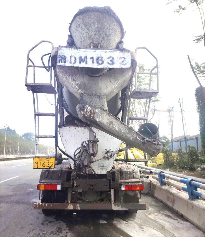 XCMG Official Used 12m³ Volumetric Concrete Mixer Truck G4804B Large Cement Mixer Hot Sale - Autodomíchávač: obrázek 4 XCMG Official Used 12m³ Volumetric Concrete Mixer Truck G4804B Large Cement Mixer Hot Sale - Autodomíchávač: obrázek 4