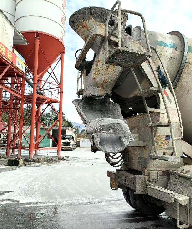 XCMG Official Used Concrete Mixer Truck HOWO G4802D 12m³ Cement Mixer Truck Price - Autodomíchávač: obrázek 2 XCMG Official Used Concrete Mixer Truck HOWO G4802D 12m³ Cement Mixer Truck Price - Autodomíchávač: obrázek 2