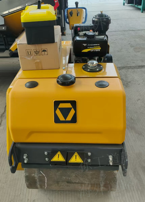 XCMG XMR050 small double mini vibration drum vibratory road roller price - Mini válec: obrázek 3 XCMG XMR050 small double mini vibration drum vibratory road roller price - Mini válec: obrázek 3