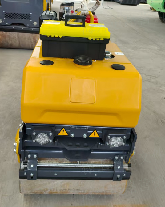 XCMG XMR083 light mini double drum 1 ton vibratory compactor - Mini válec: obrázek 5 XCMG XMR083 light mini double drum 1 ton vibratory compactor - Mini válec: obrázek 5